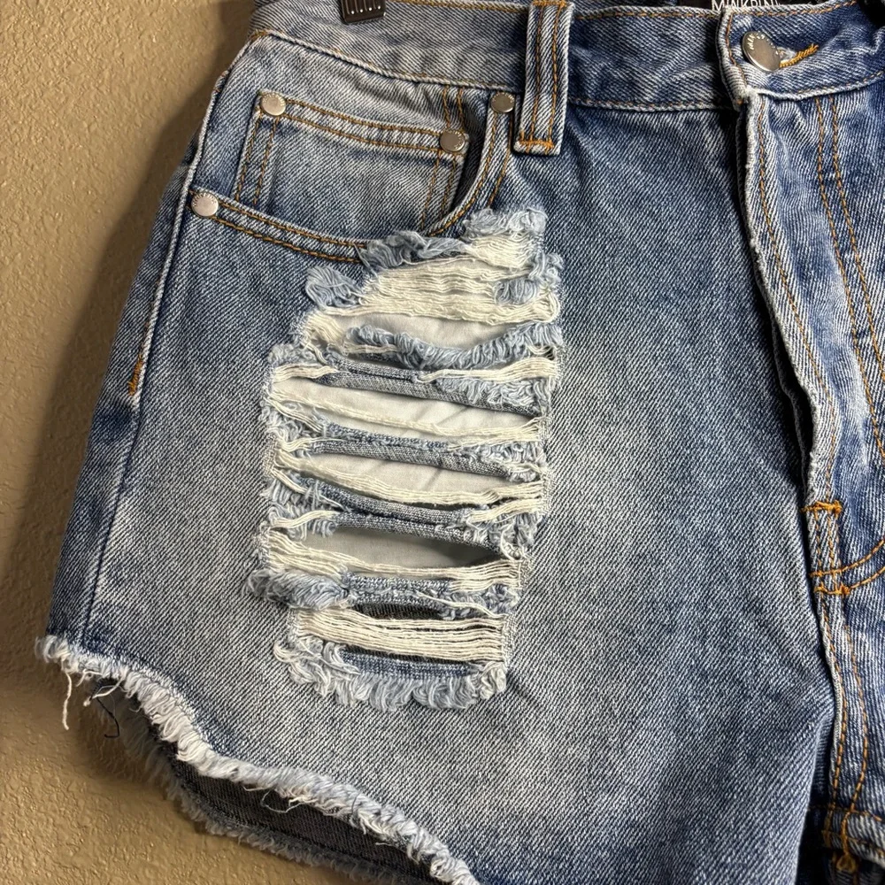 MINKPINK Light Wash Distressed Button Fly Shorts size L - Blue - Picture 2 of 10
